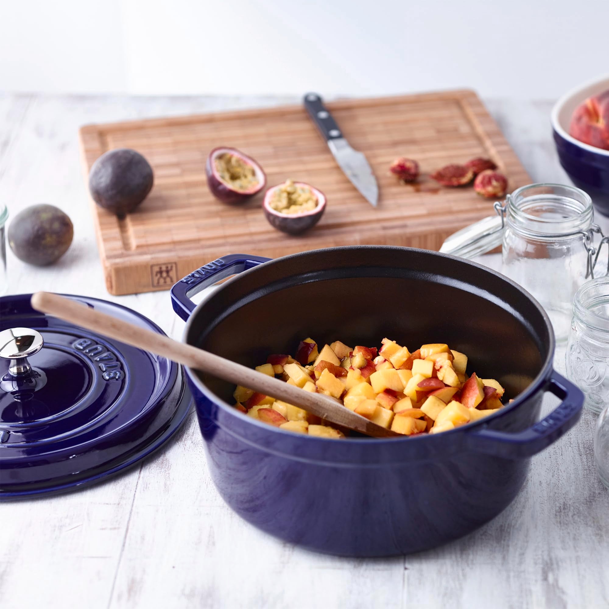 Staub cocotte servie sur table bleu foncé pour présentation raffinée des plats