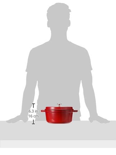 Staub cocotte servie sur table, design cerise pour présentation conviviale