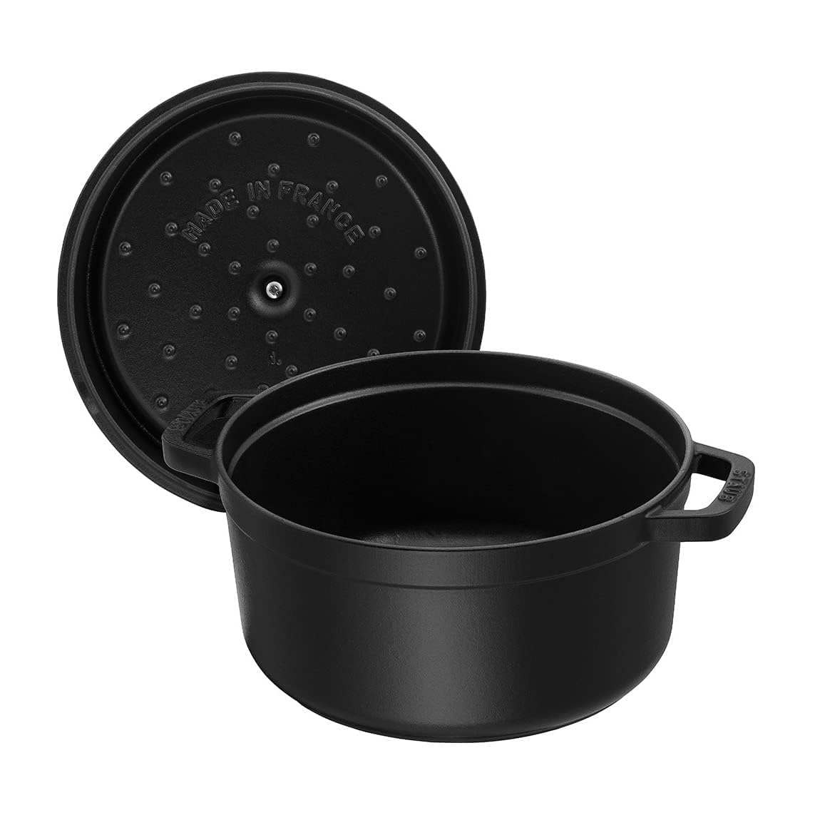 STAUB cocotte comparée à une assiette pour visualiser capacité 3–4 personnes