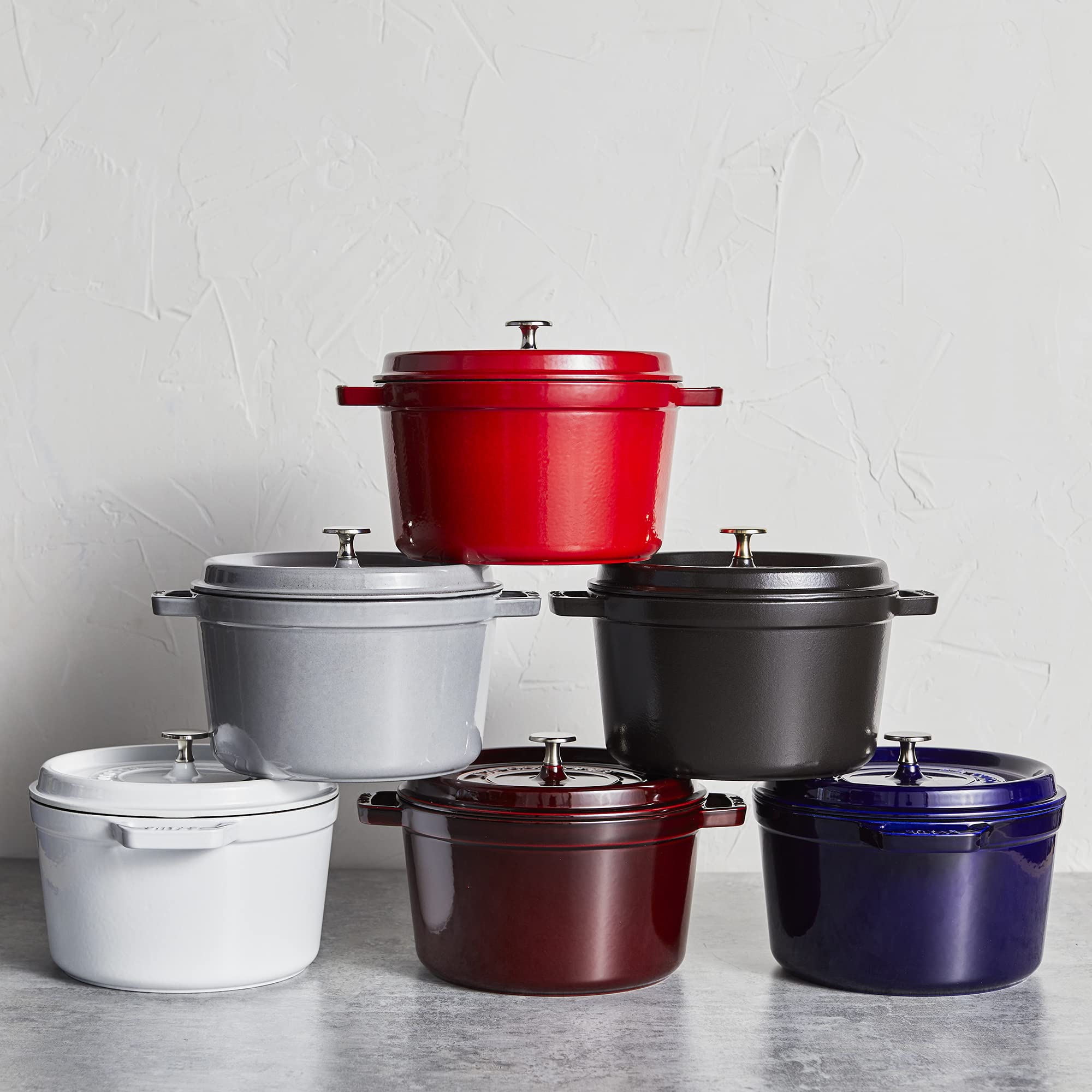 STAUB cocotte à côté d’un ustensile pour évaluer l’échelle pratique