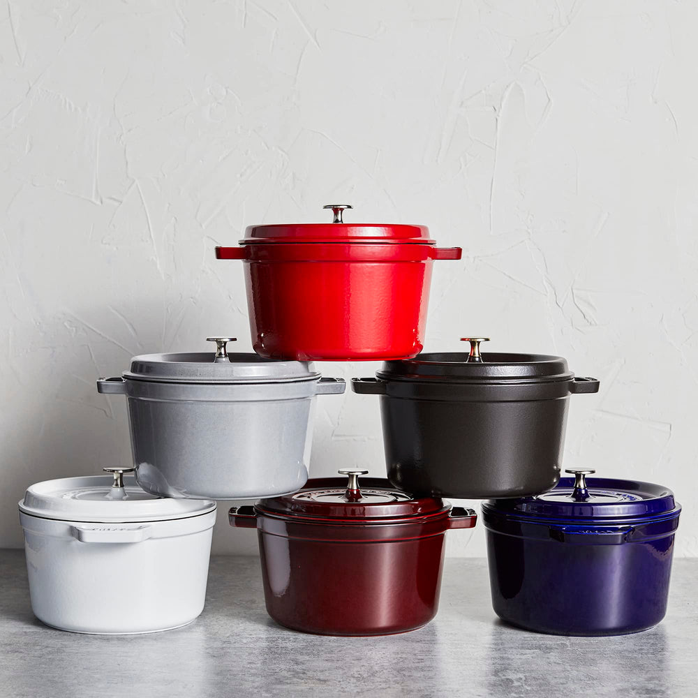 STAUB cocotte à côté d’un ustensile pour évaluer l’échelle pratique