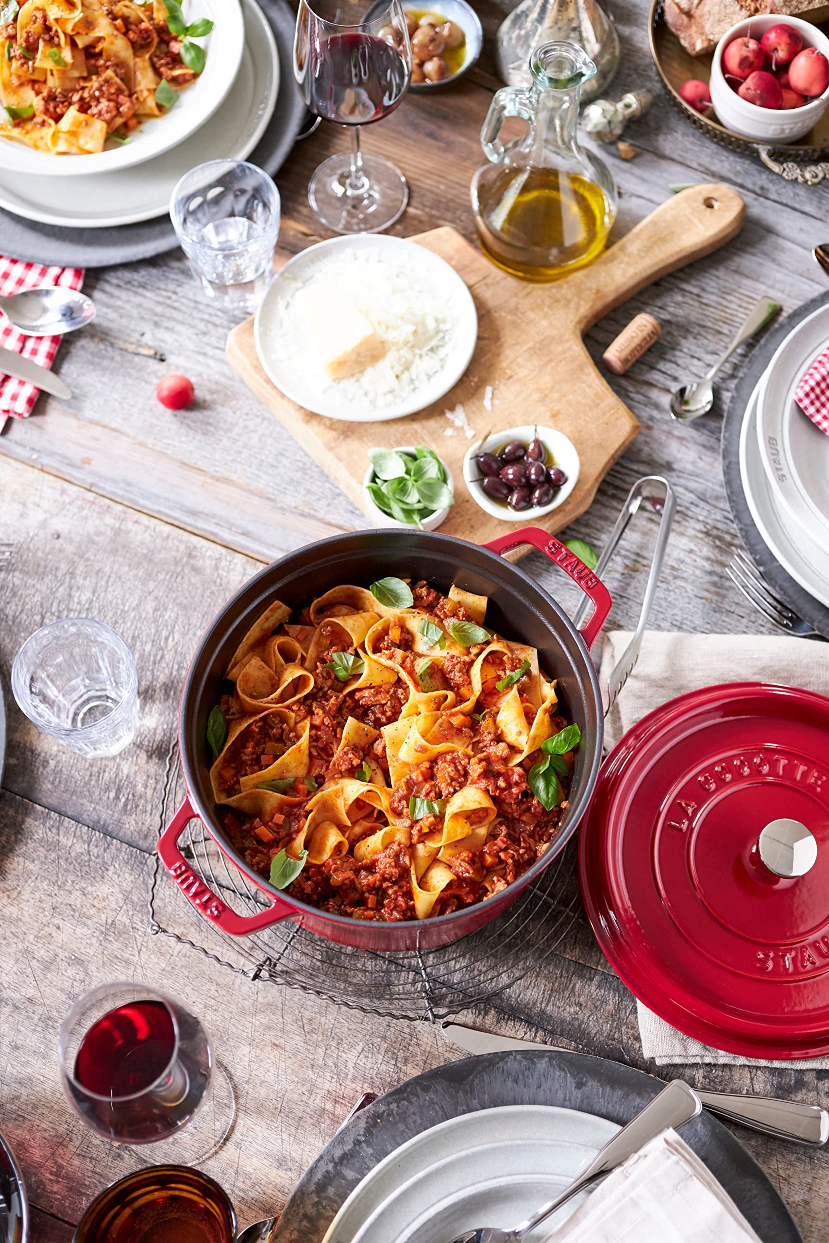 STAUB cocotte contenant une couronne de viande volumineuse parfaitement saisie