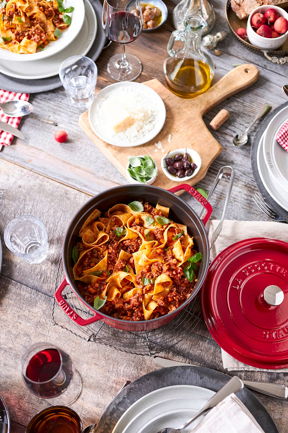 STAUB cocotte contenant une couronne de viande volumineuse parfaitement saisie
