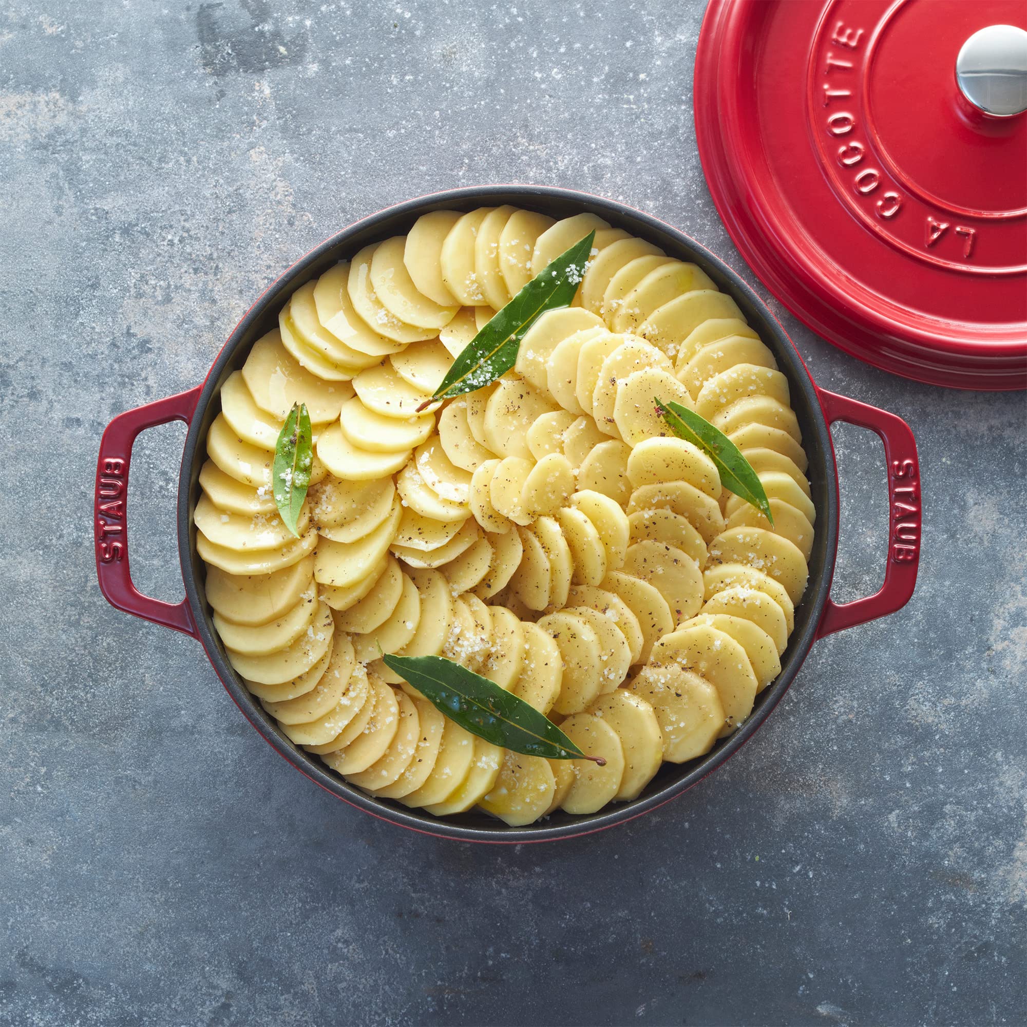 STAUB cocotte en cuisson sur feu démontrant diffusion uniforme