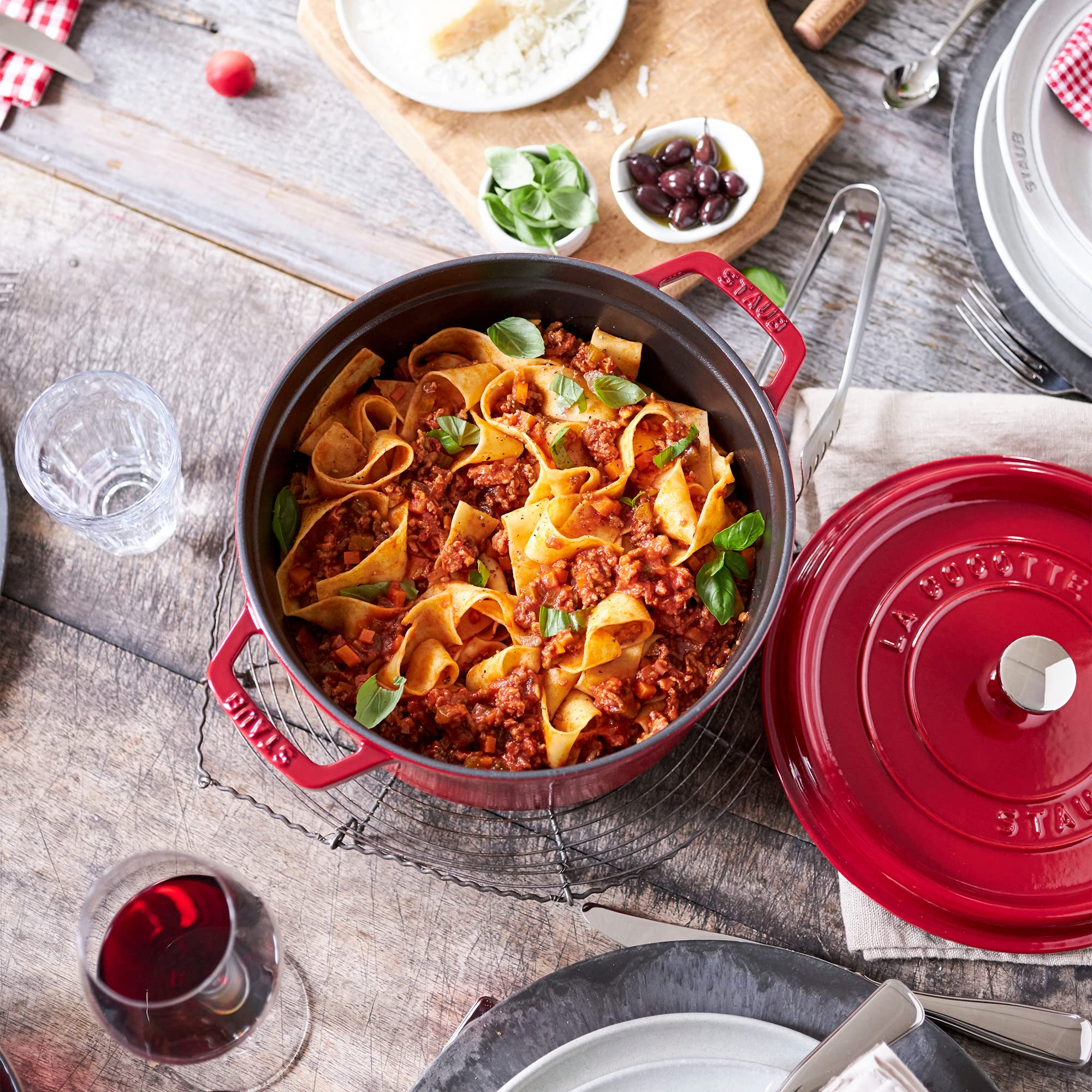 STAUB plat servi directement dans la cocotte pour présentation raffinée