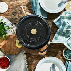 STAUB gros plan intérieur émail noir mat pour meilleur brunissement