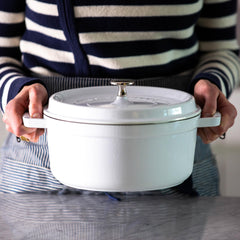 STAUB cocotte profil montrant poignées robustes pour manipulation sûre