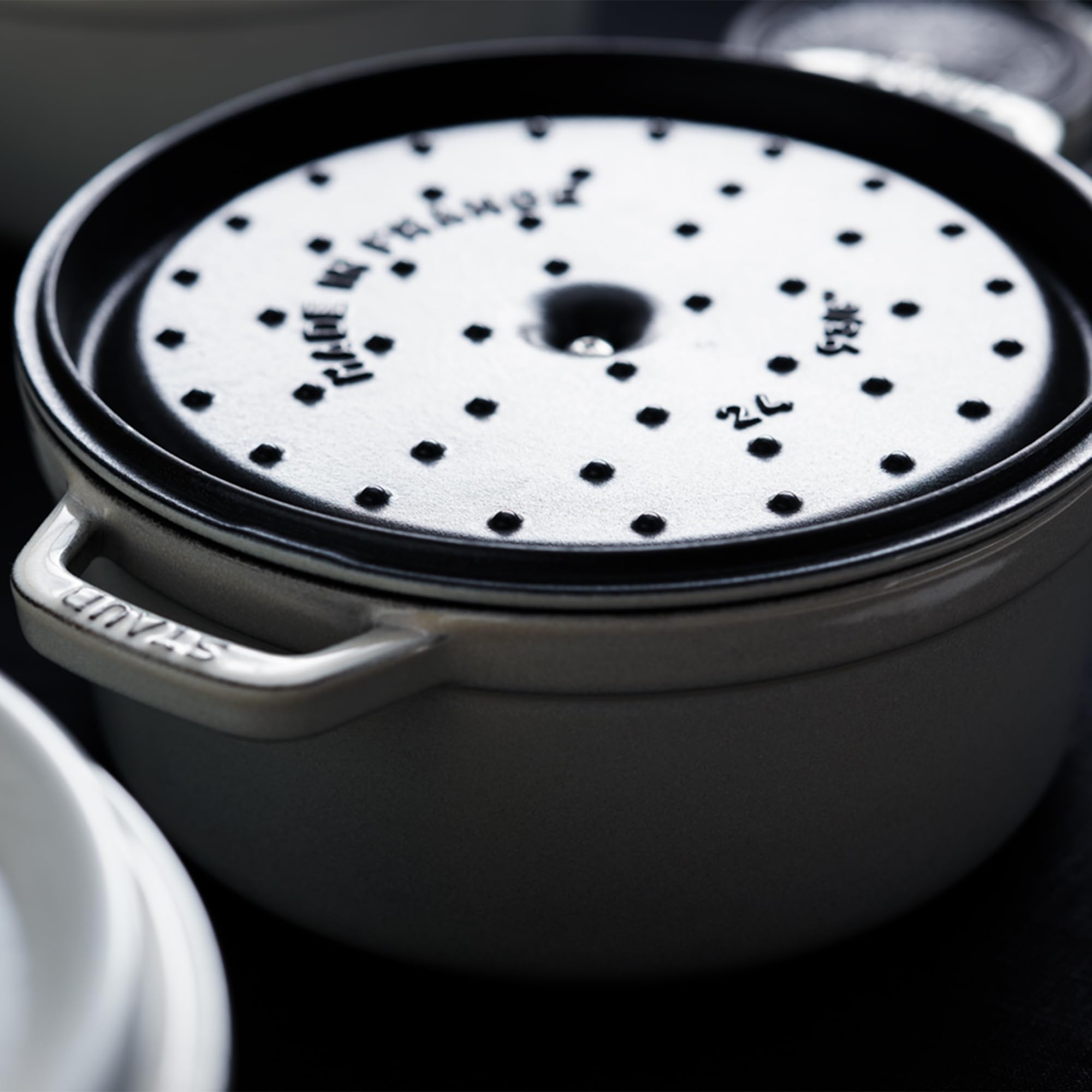 Staub cocotte servie sur table montrant présentation raffinée