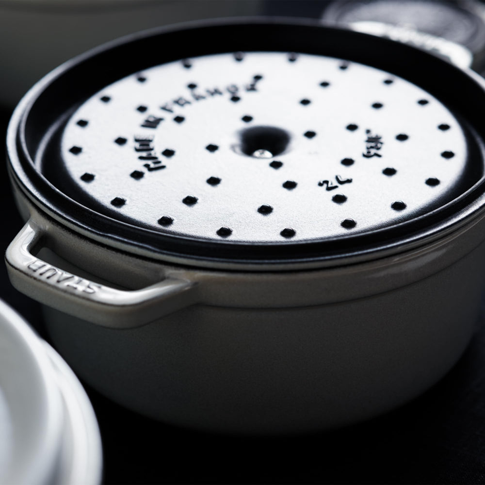 Staub cocotte servie sur table montrant présentation raffinée