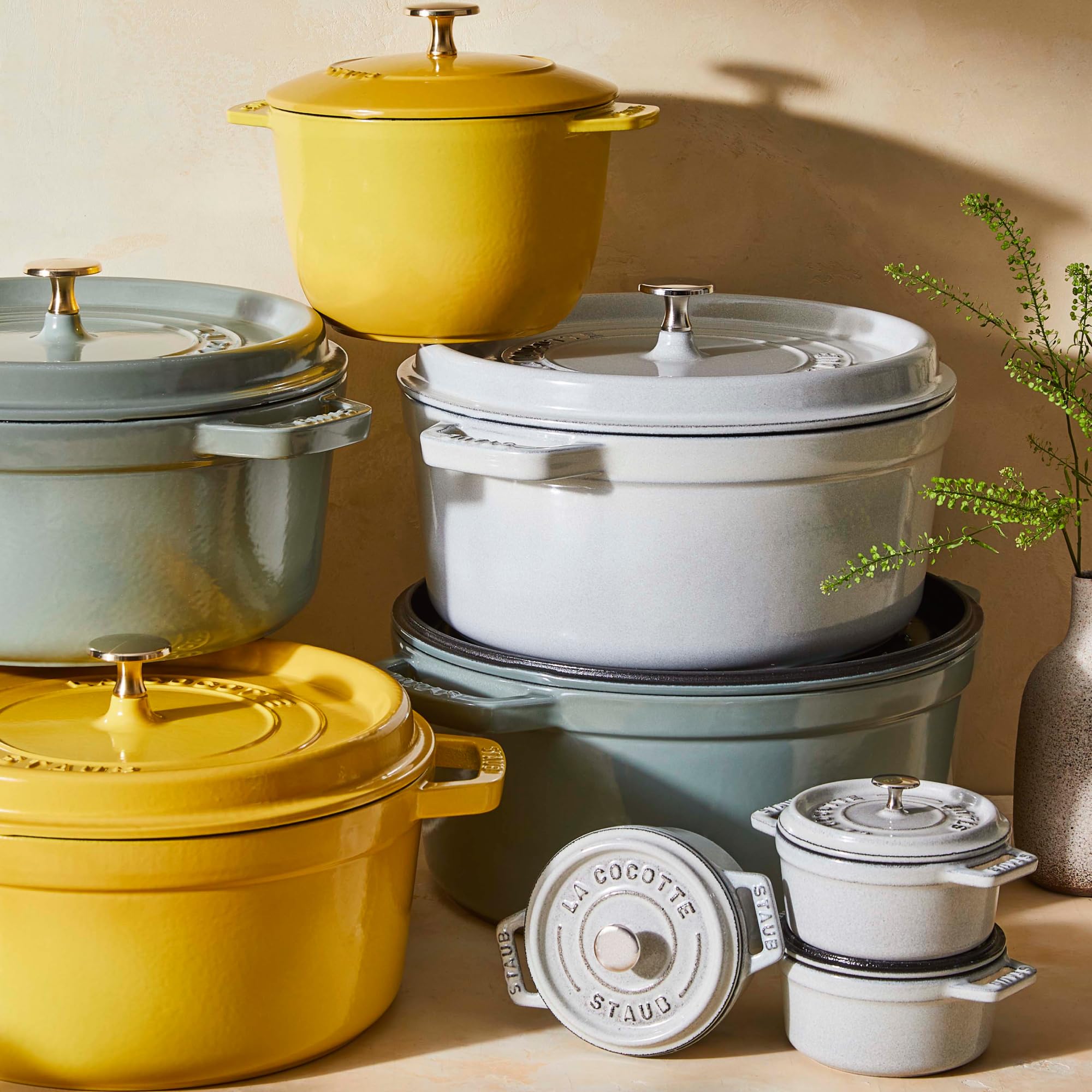 Staub comparaison taille montre capacité idéale pour 2 à 4 personnes