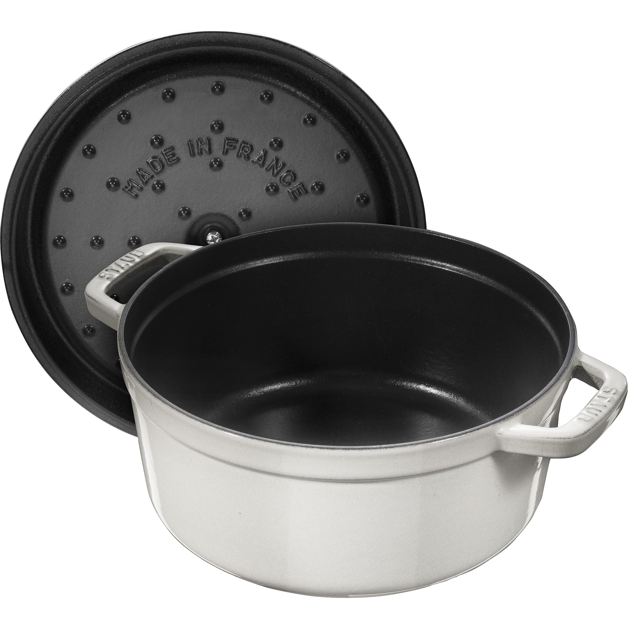 Staub cocotte en cuisson lente sur plaque pour mijotés parfaits