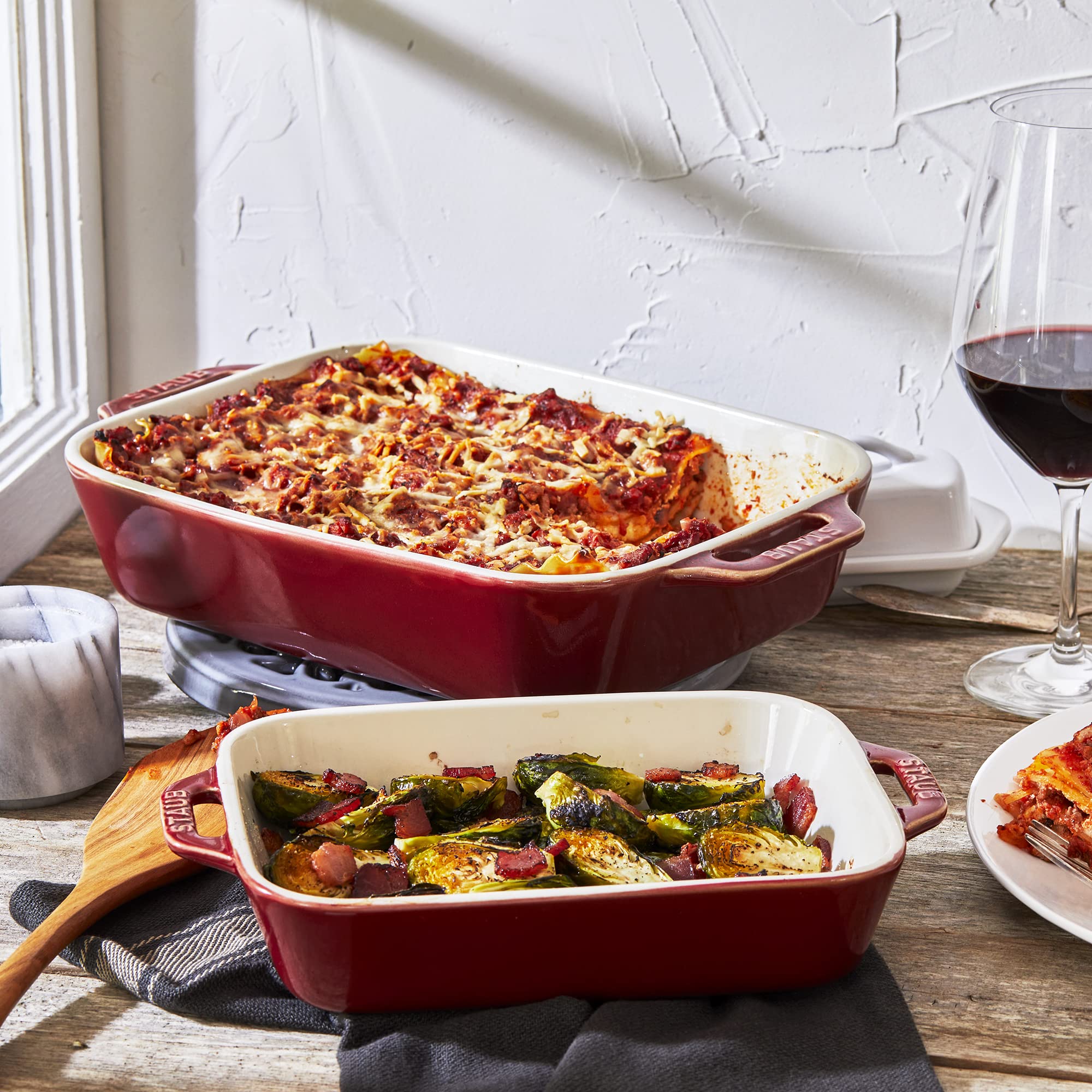 STAUB détail des bords empilables, optimise rangement et manipulation