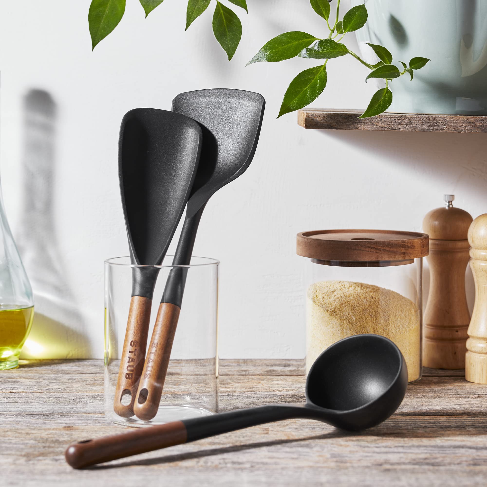 STAUB gros plan silicone noir mat soulignant résistance thermique et protection antiadhésive