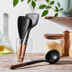 STAUB gros plan silicone noir mat soulignant résistance thermique et protection antiadhésive