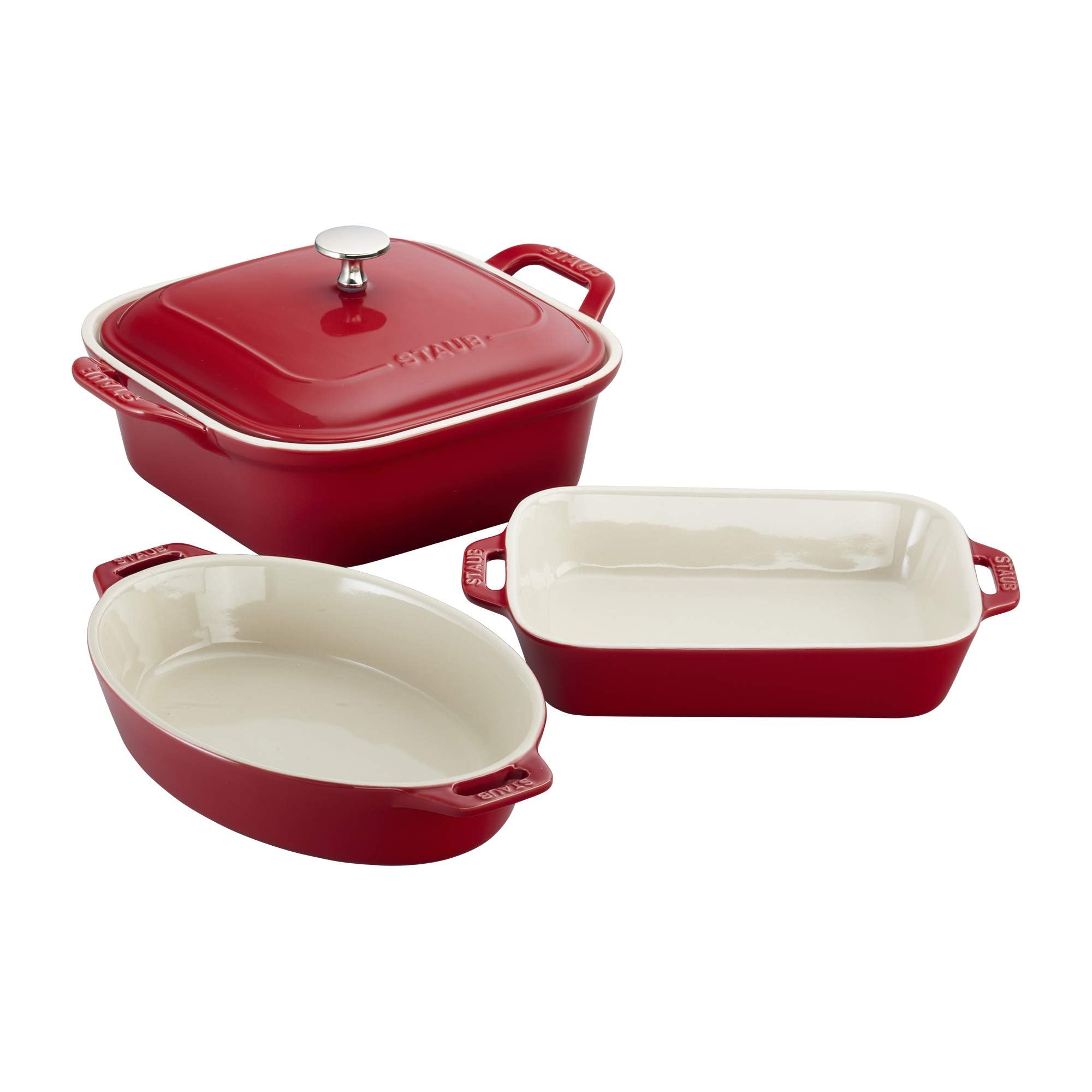 STAUB ensemble vu de face montrant trois plats et couvercle, esthétique et pratique