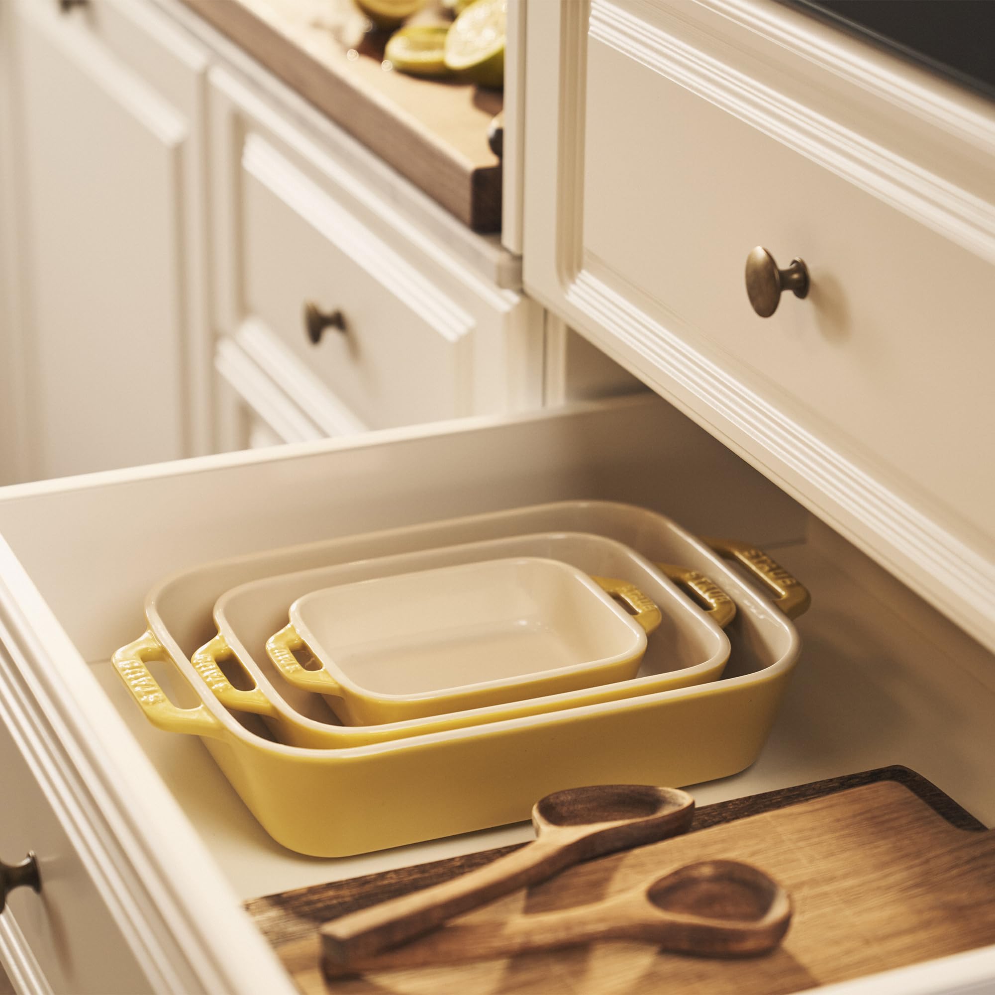 STAUB gros plan sur l'émail porcelaine montrant résistance