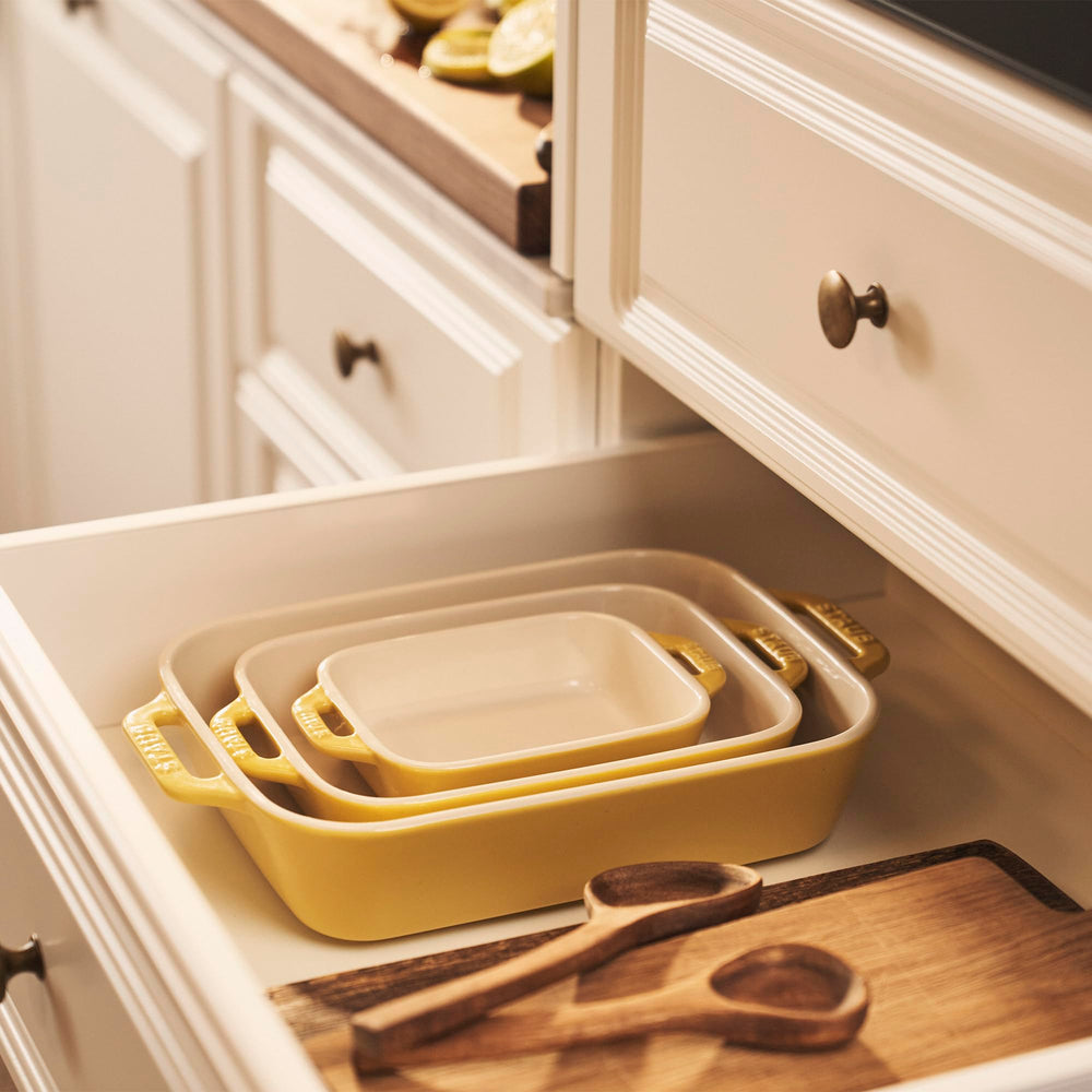 STAUB gros plan sur l'émail porcelaine montrant résistance