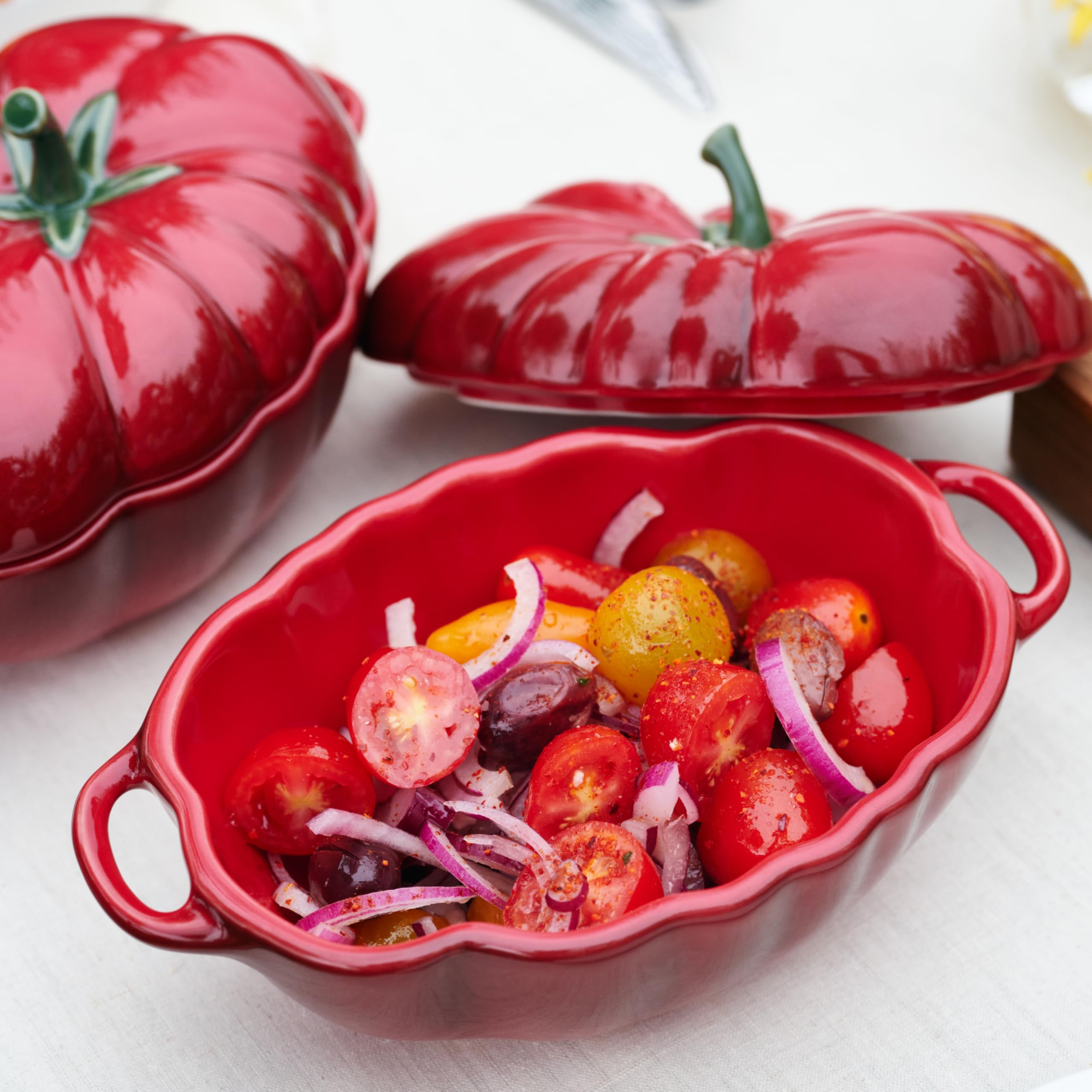 STAUB mini cocotte Tomate gros plan finition en porcelaine résistante aux rayures