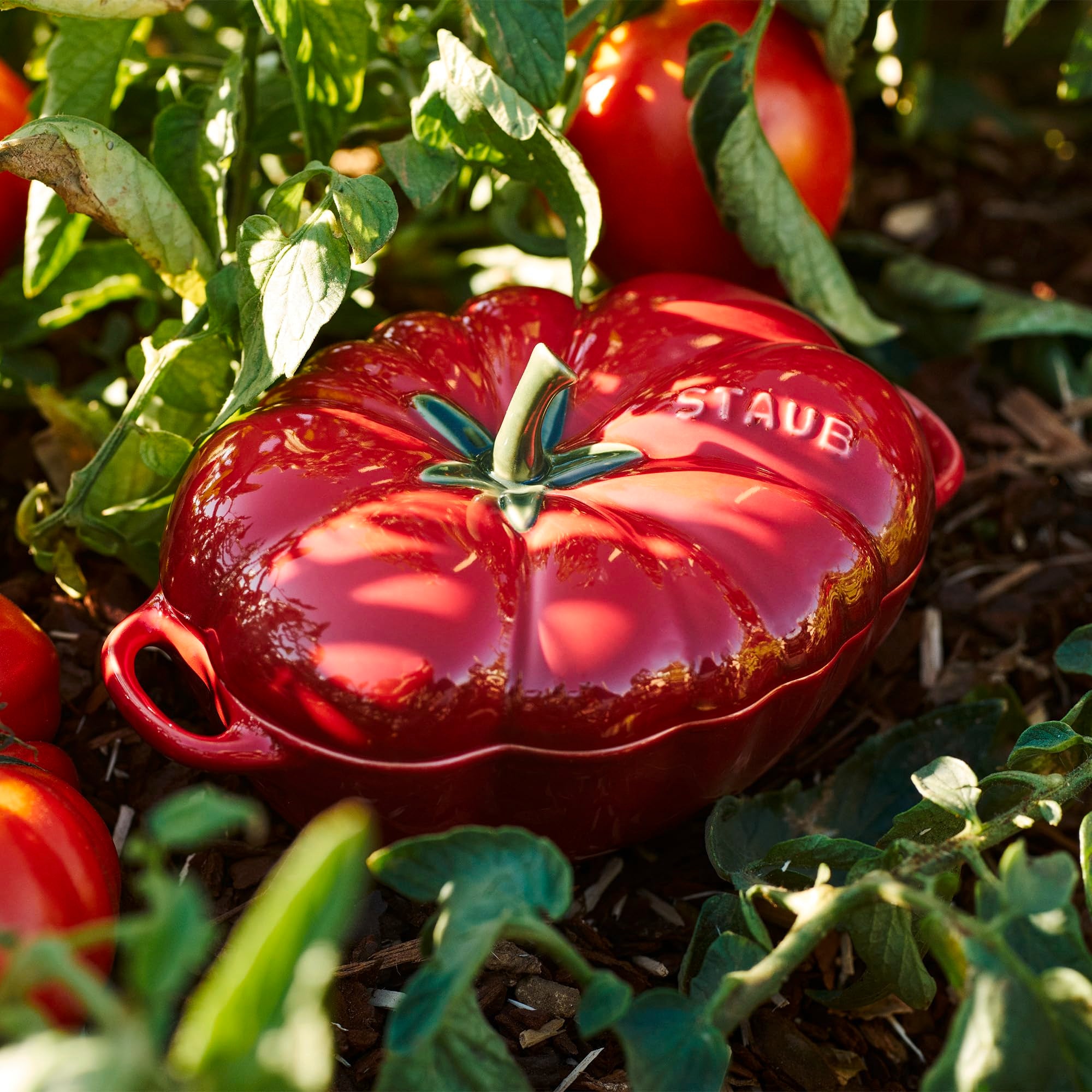 STAUB mini cocotte Tomate vue de profil montrant la forme et l'émail durable