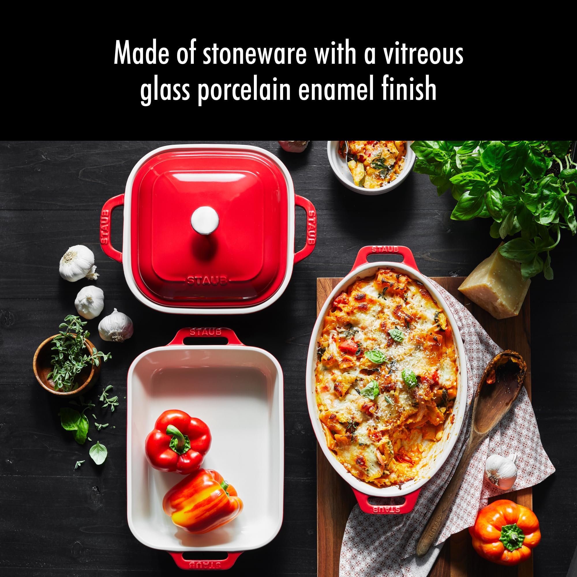 STAUB plat carré avec couvercle présenté à table, maintien de chaleur visible