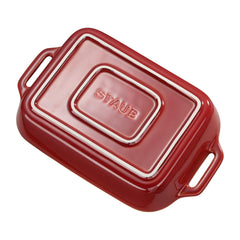 STAUB plat en usage avec lasagne, facilite le service direct à table