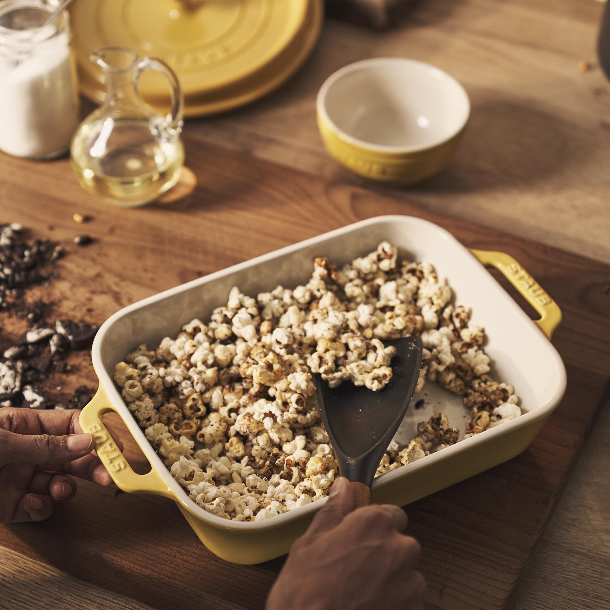 STAUB plat en usage avec lasagne chaude pour service immédiat