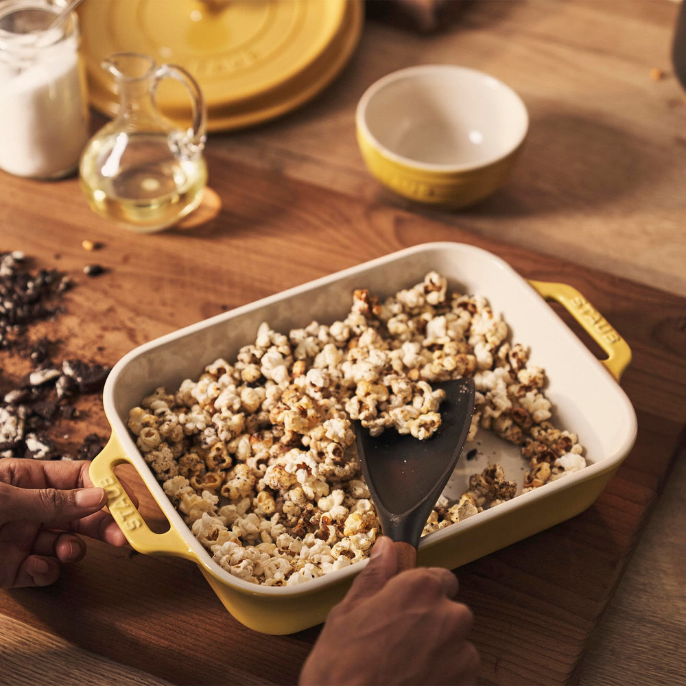 STAUB plat en usage avec lasagne chaude pour service immédiat