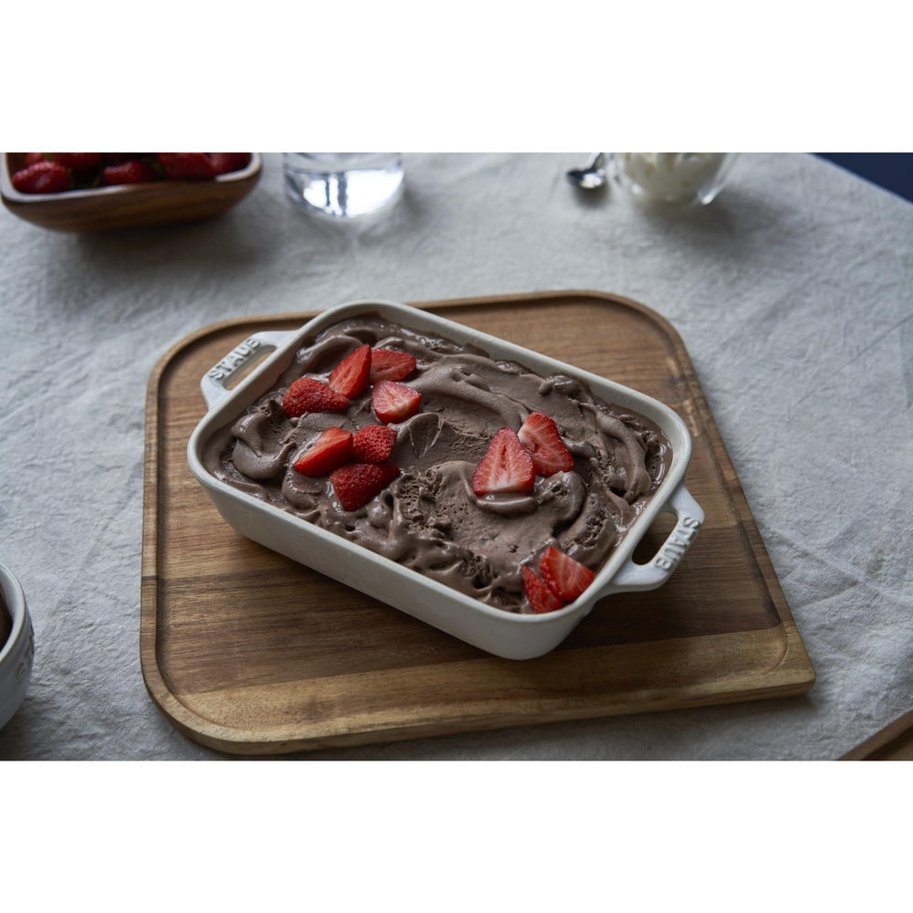 STAUB plat en usage avec gratin doré montrant la distribution uniforme de la chaleur