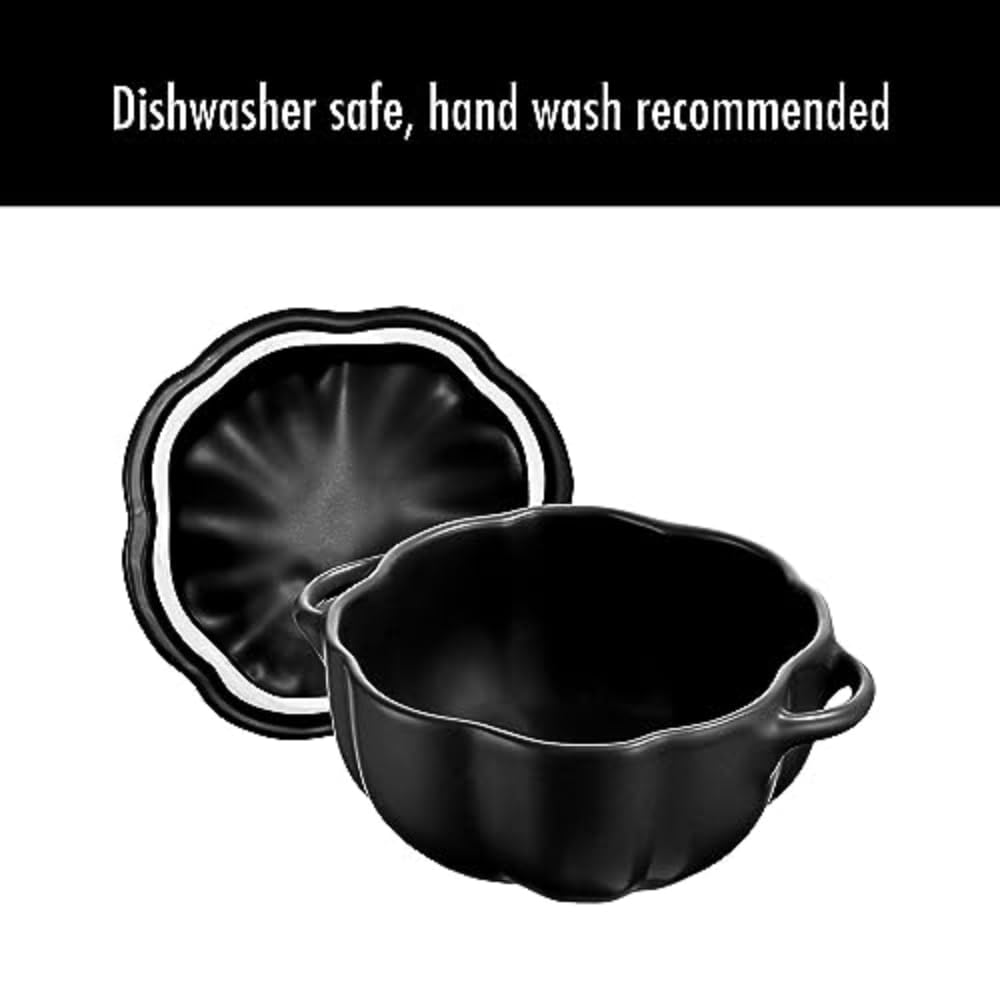 STAUB plat citrouille dans un four chaud, supporte 572°F