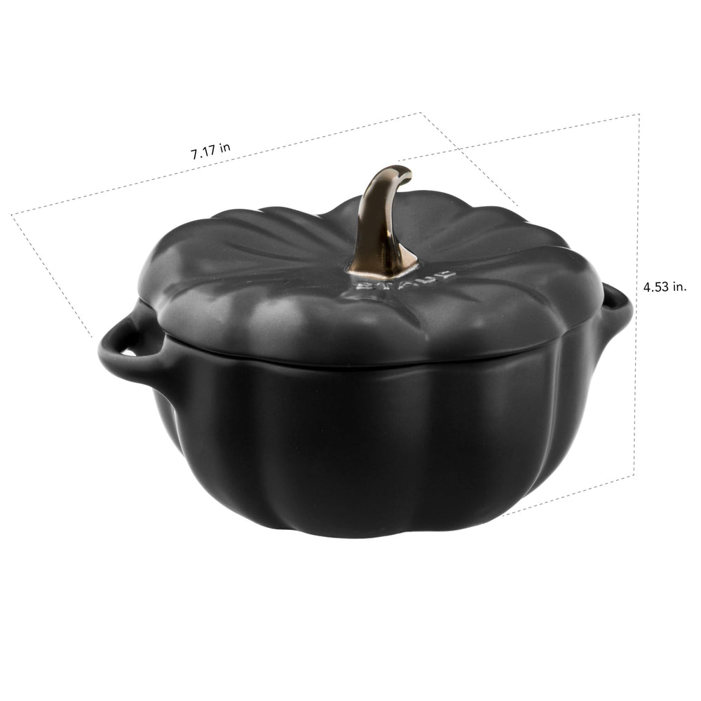 STAUB plat citrouille posé sur table décorée, parfait pour le service