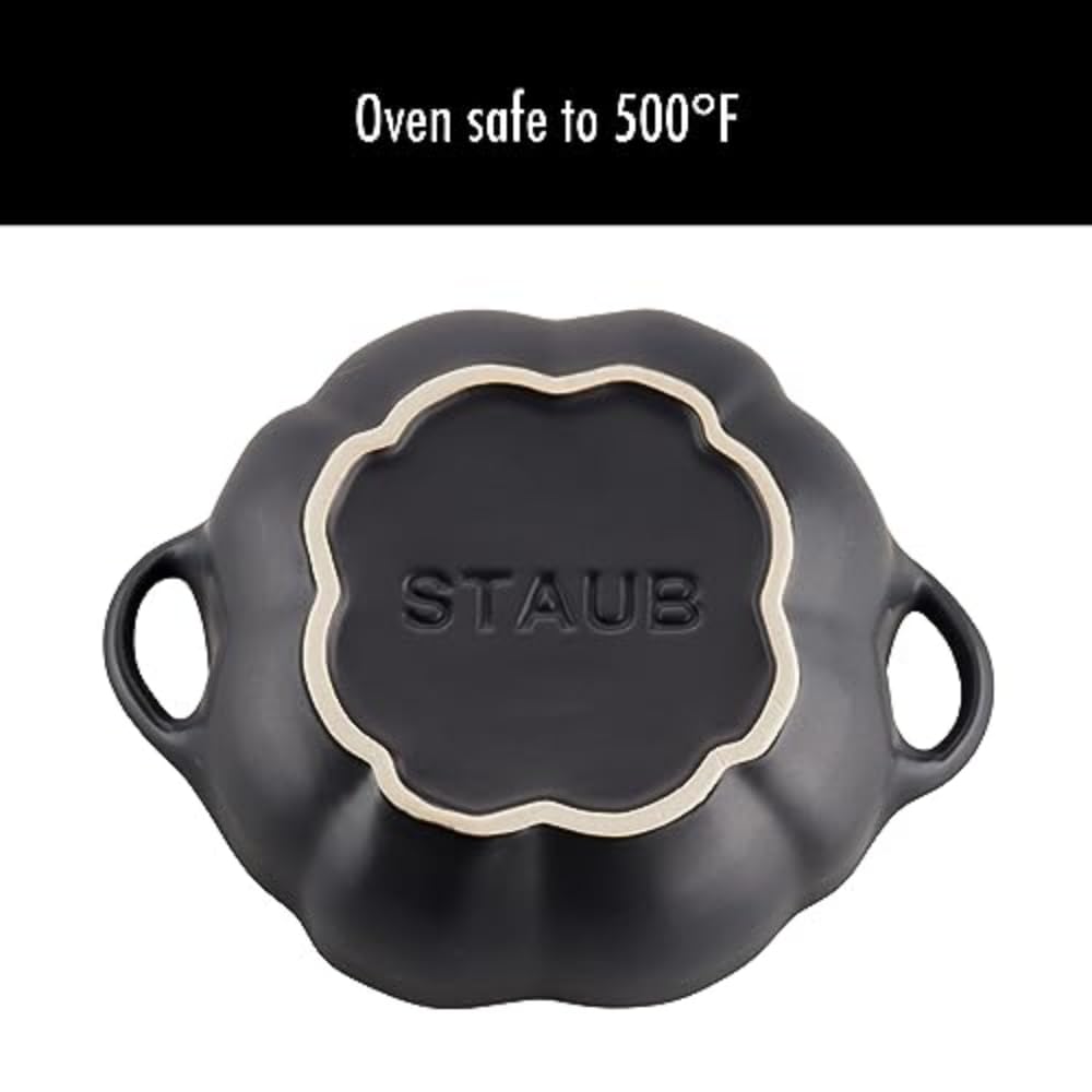 STAUB plat citrouille présenté avec soupe, stylise portions individuelles