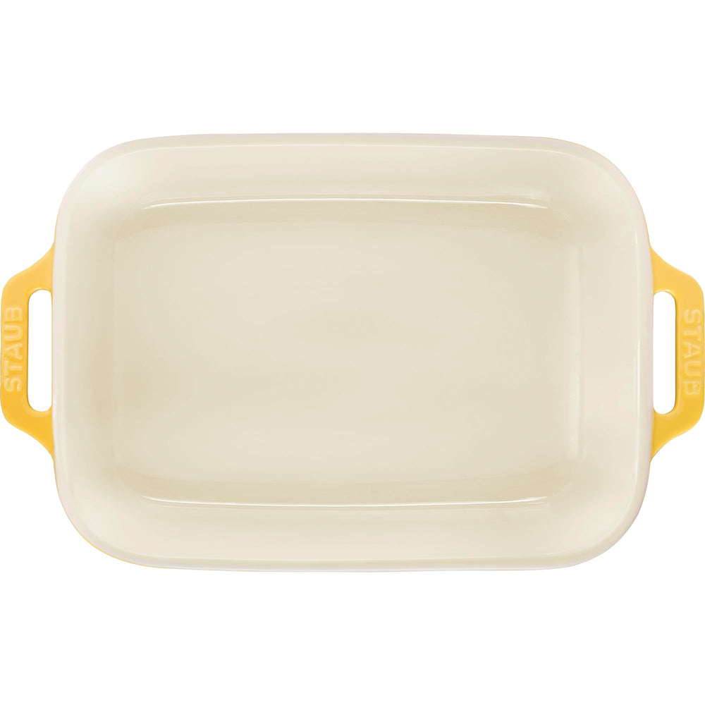 STAUB plat sur table jaune présentant esthétisme pour invités