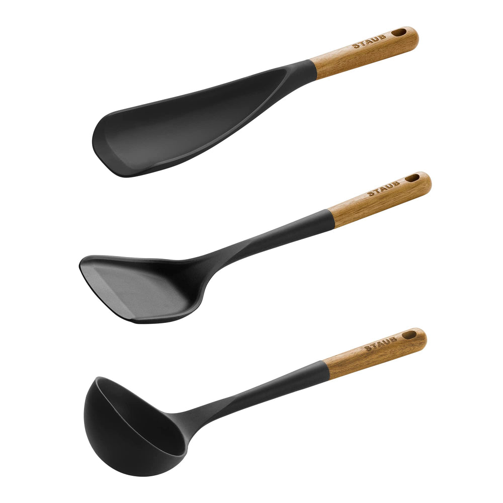 STAUB en action tourne-wok et louche utilisés pour sauter et servir, prise confortable