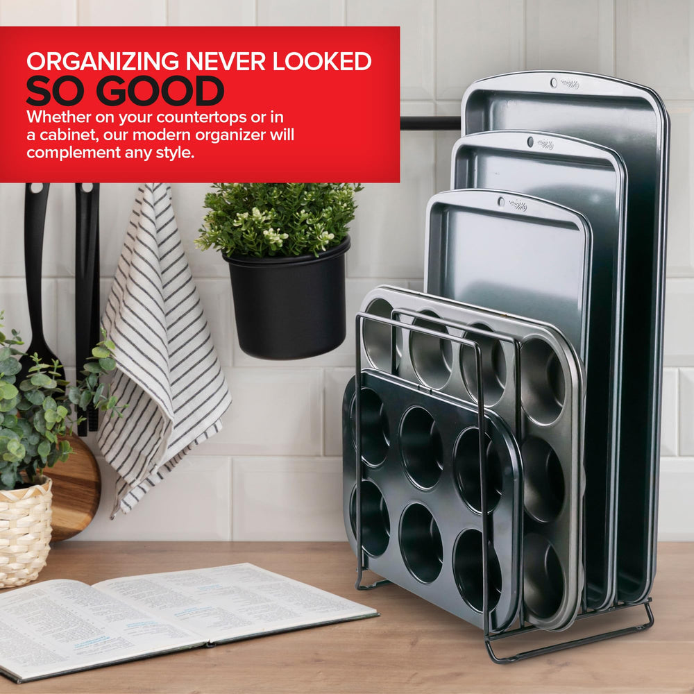 Stock Your Home sur un plan de travail avec accessoires, rangement élégant