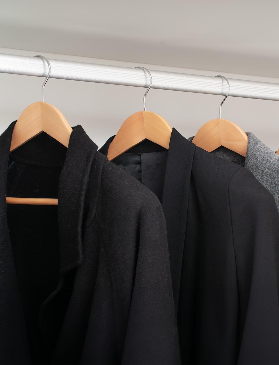 StorageWorks gros plan épaules larges pour maintien sans déformation
