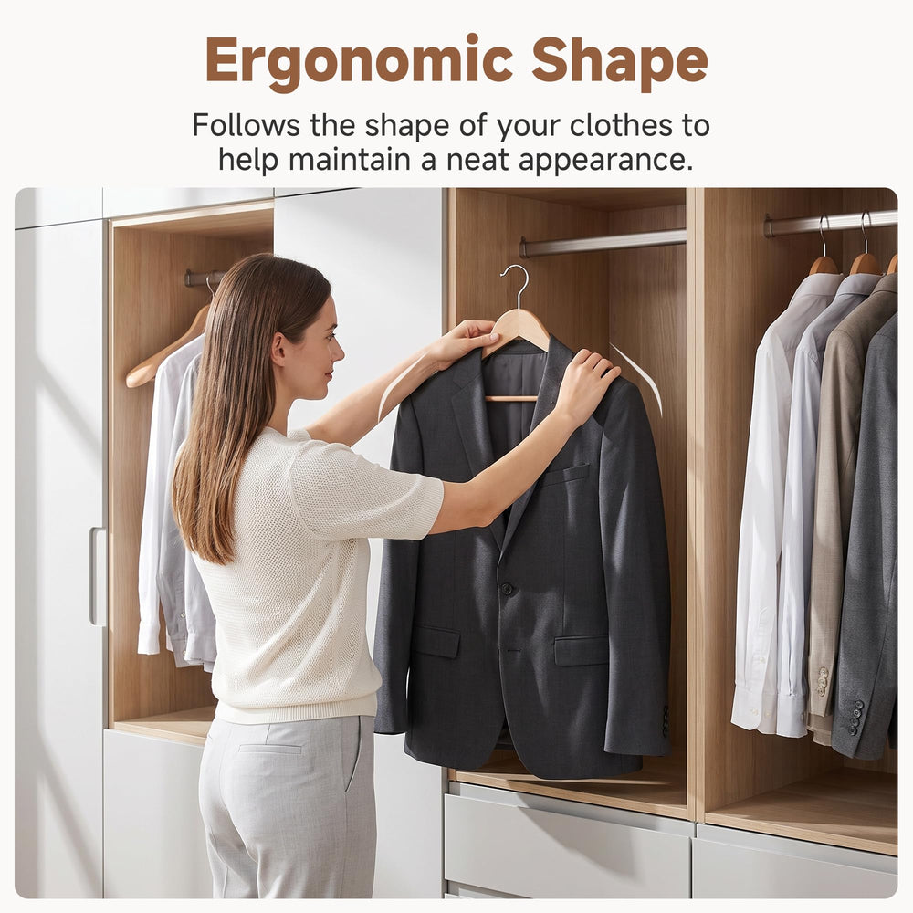 StorageWorks cintre présentant costume complet avec maintien élégant