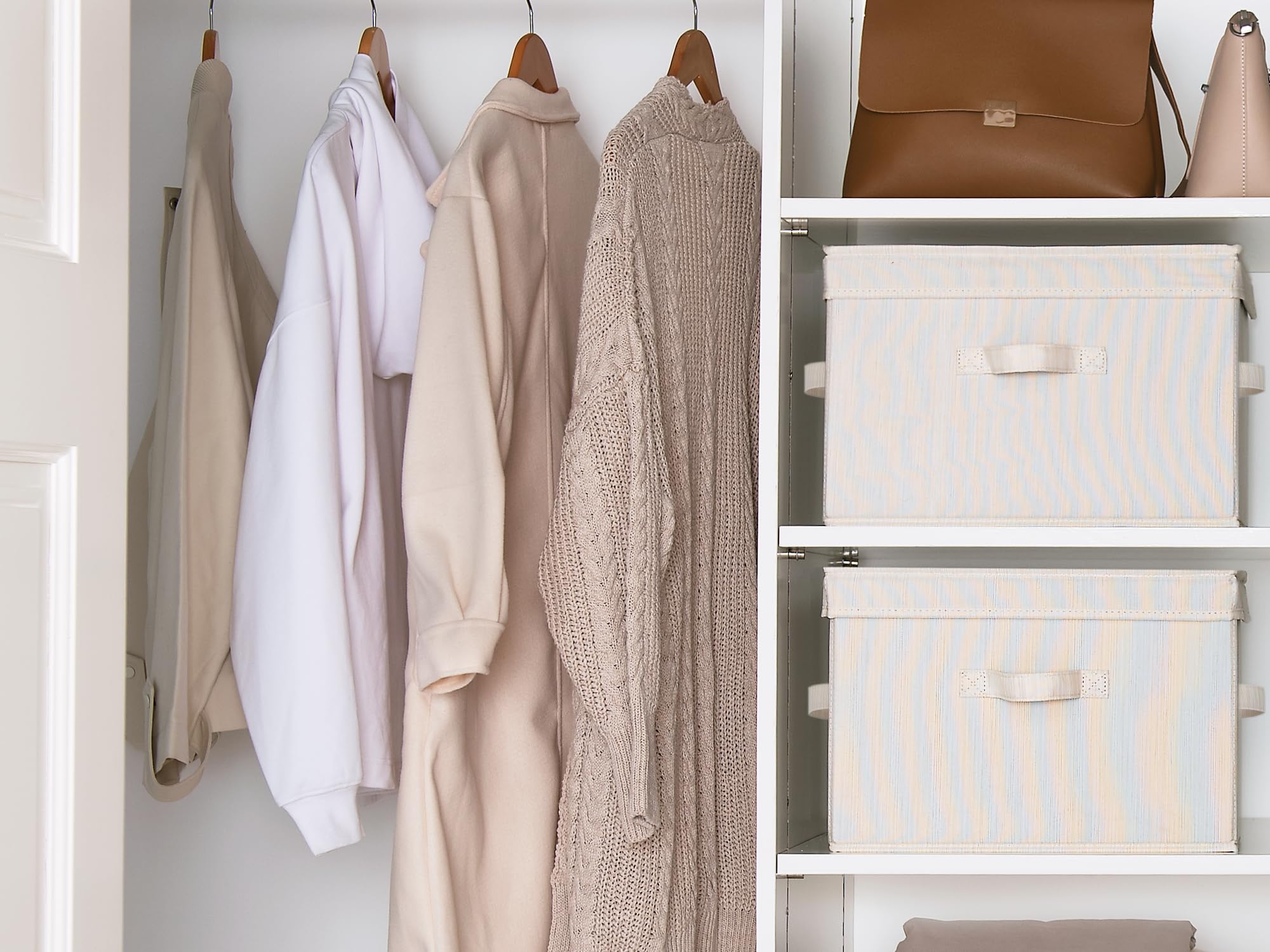 StorageWorks boîtes empilées sur étagère optimisant l'espace vertical