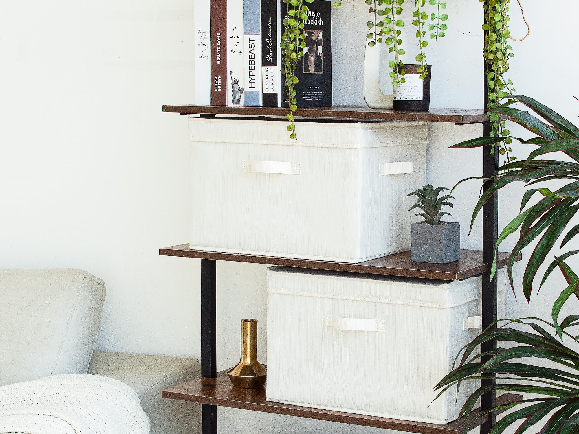 StorageWorks ensemble empilé sur étagère optimisant le rangement