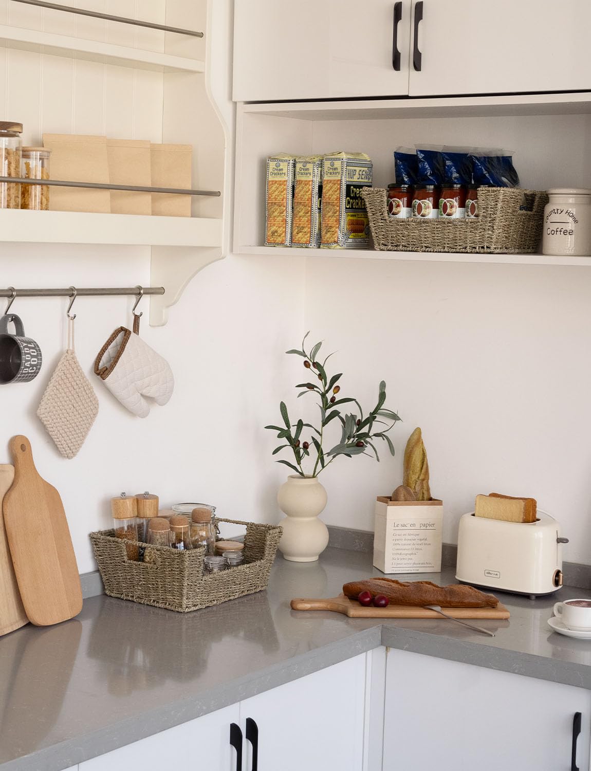 StorageWorks panier rempli de conserves garde-manger organisé et visible
