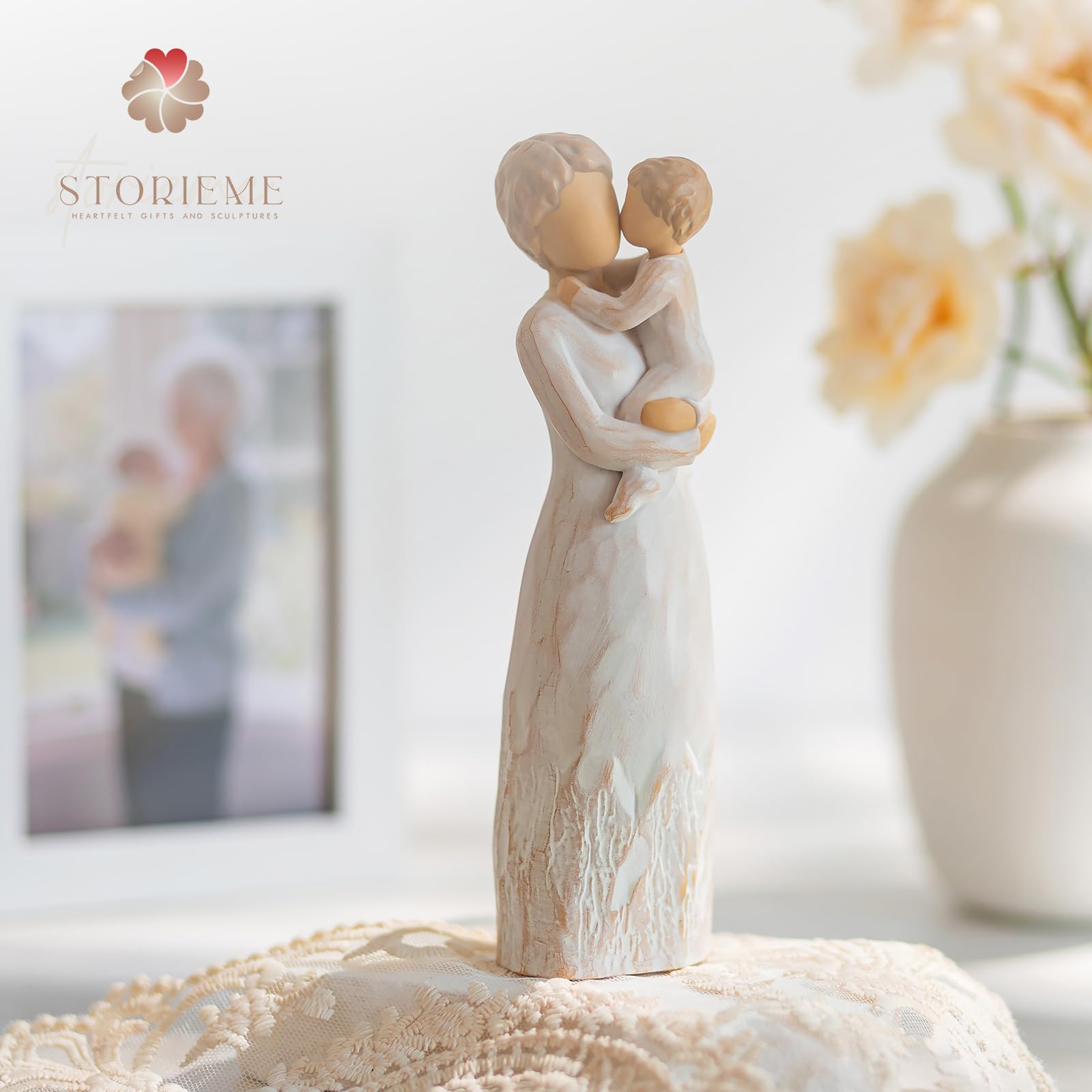 Storieme profil latéral de la figurine, révèle les contours soignés et la finition