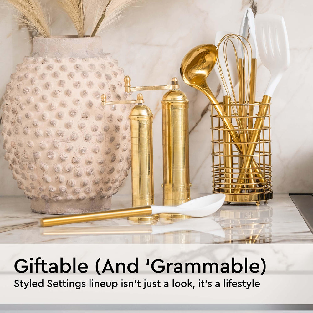 STYLED SETTINGS mise en scène cuisine moderne soulignant style blanc et or