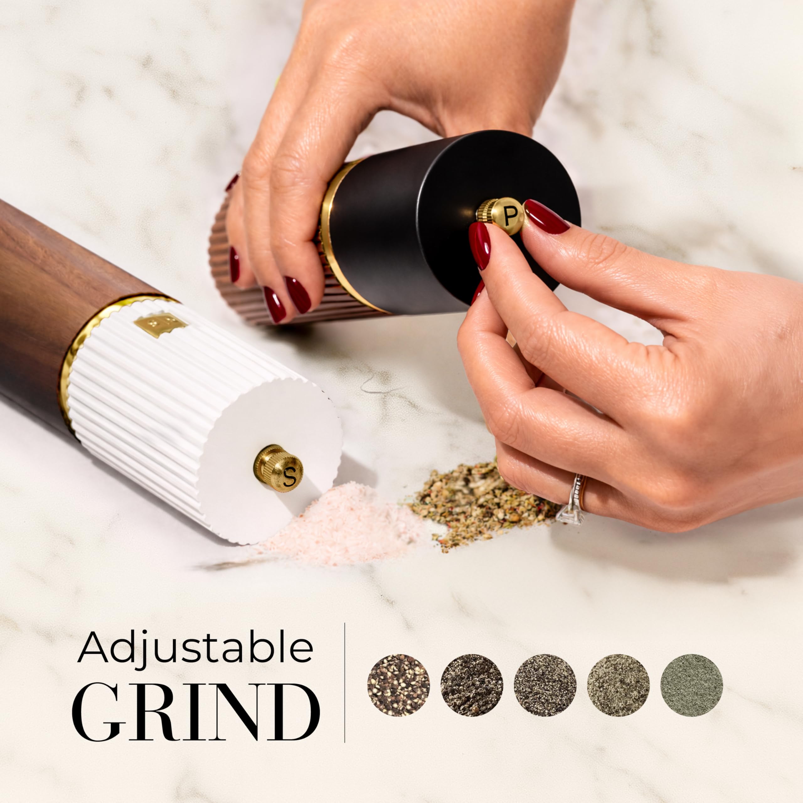 STYLED SETTINGS gros plan bois acacia révélant grain naturel et chaleur