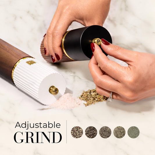 STYLED SETTINGS gros plan bois acacia révélant grain naturel et chaleur