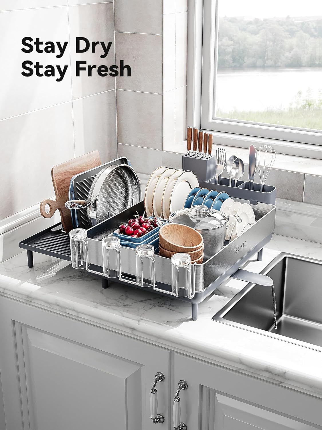 SUNLY en situation dans une cuisine moderne, gain d'espace et organisation visible