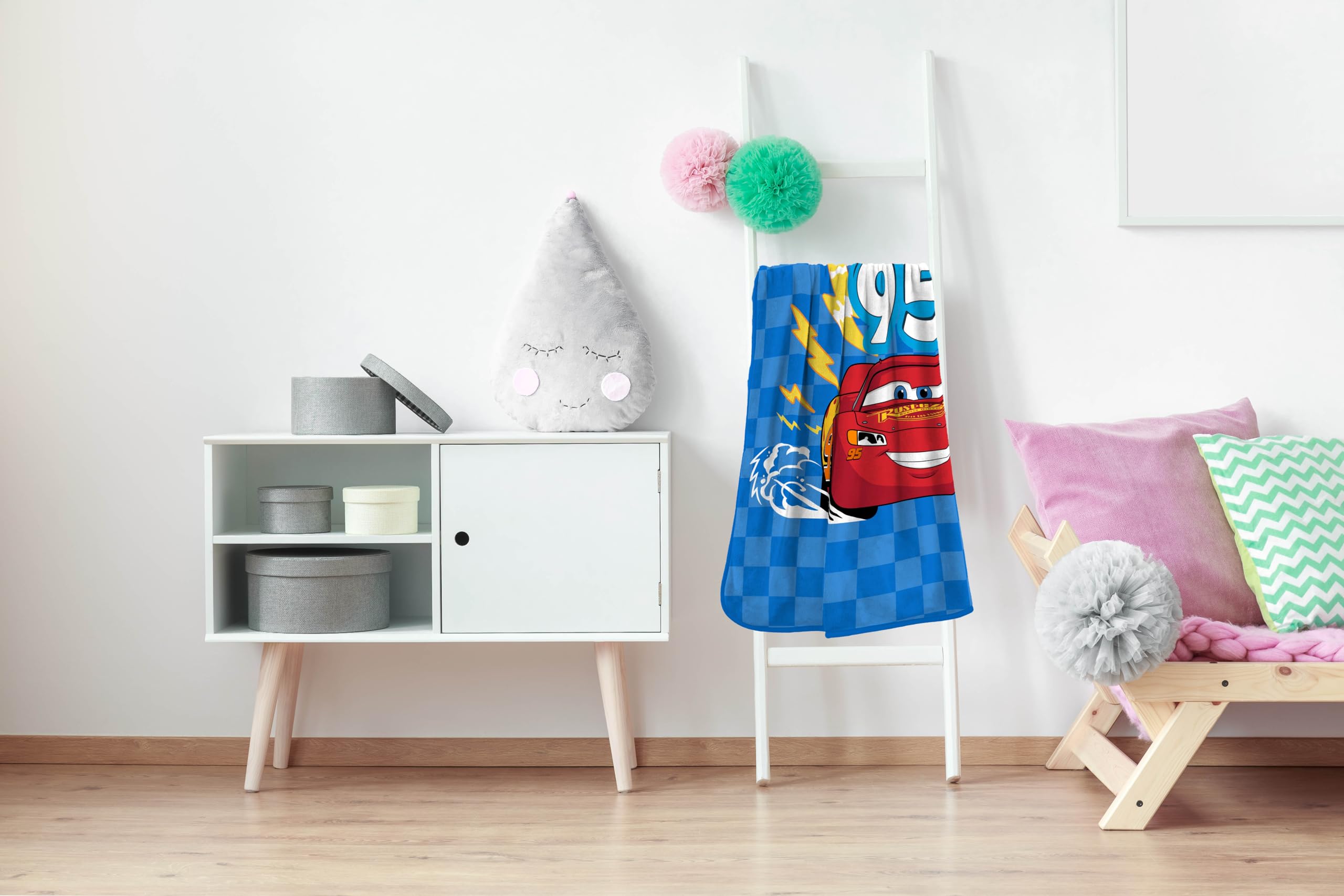 Sunny Side Up couverture Cars intégrée à déco chambre pour ambiance joyeuse