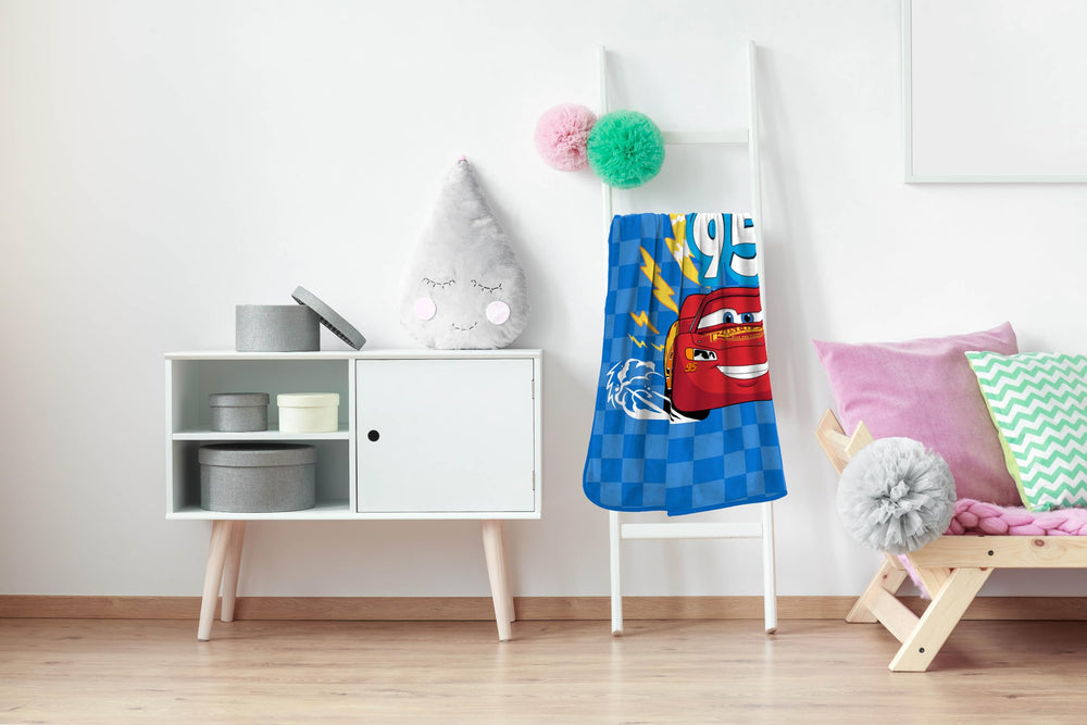 Sunny Side Up couverture Cars intégrée à déco chambre pour ambiance joyeuse