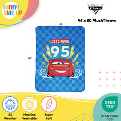 Sunny Side Up enfant sur canapé avec couverture Cars pour moments cocooning