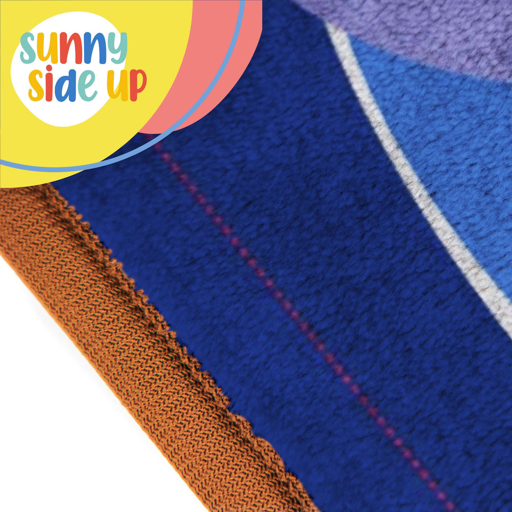 Sunny Side Up plaid Blippi posé près d'une règle pour échelle, taille pratique