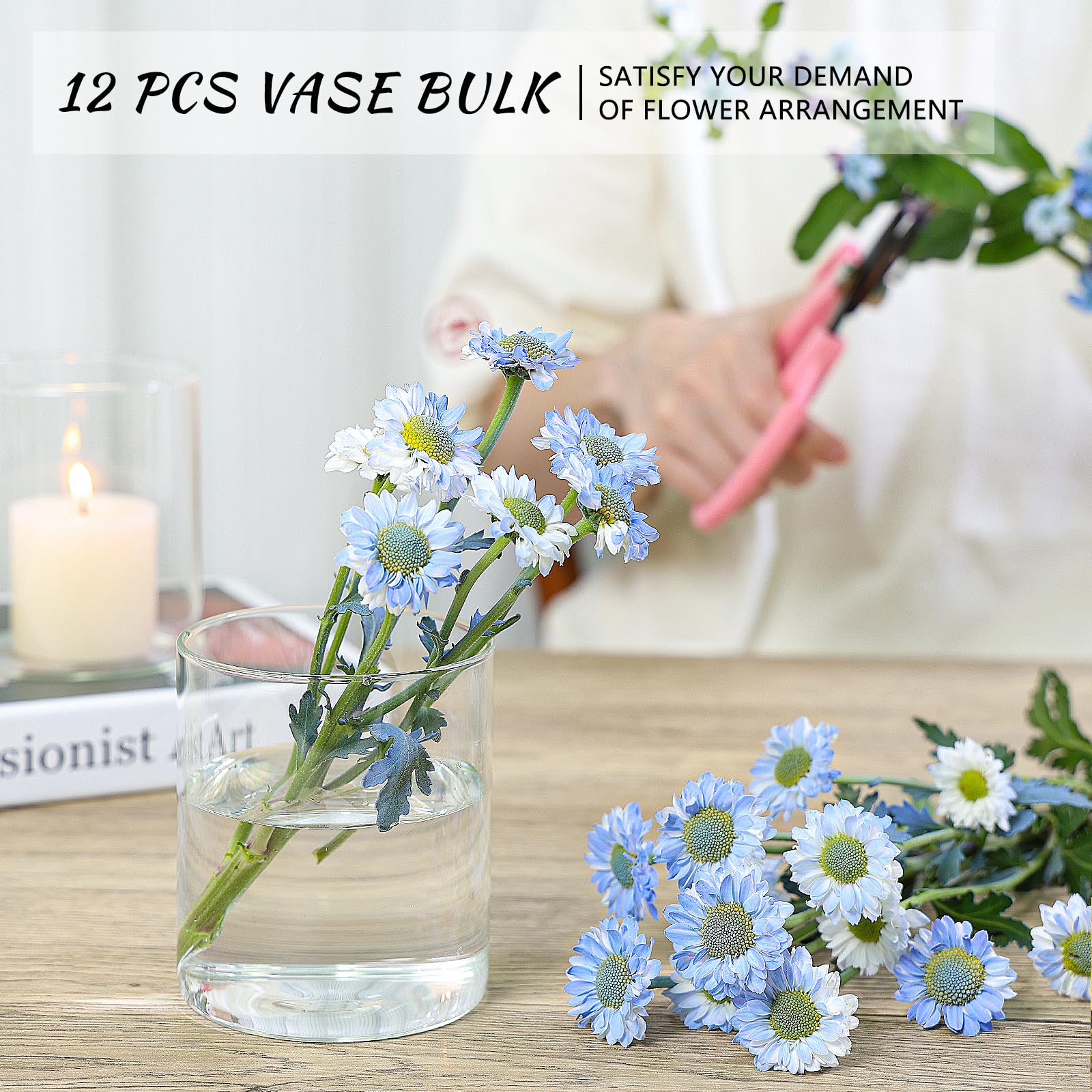 SUPMIND ensemble déployé de 12 vases sur une table, répétition décorative cohérente