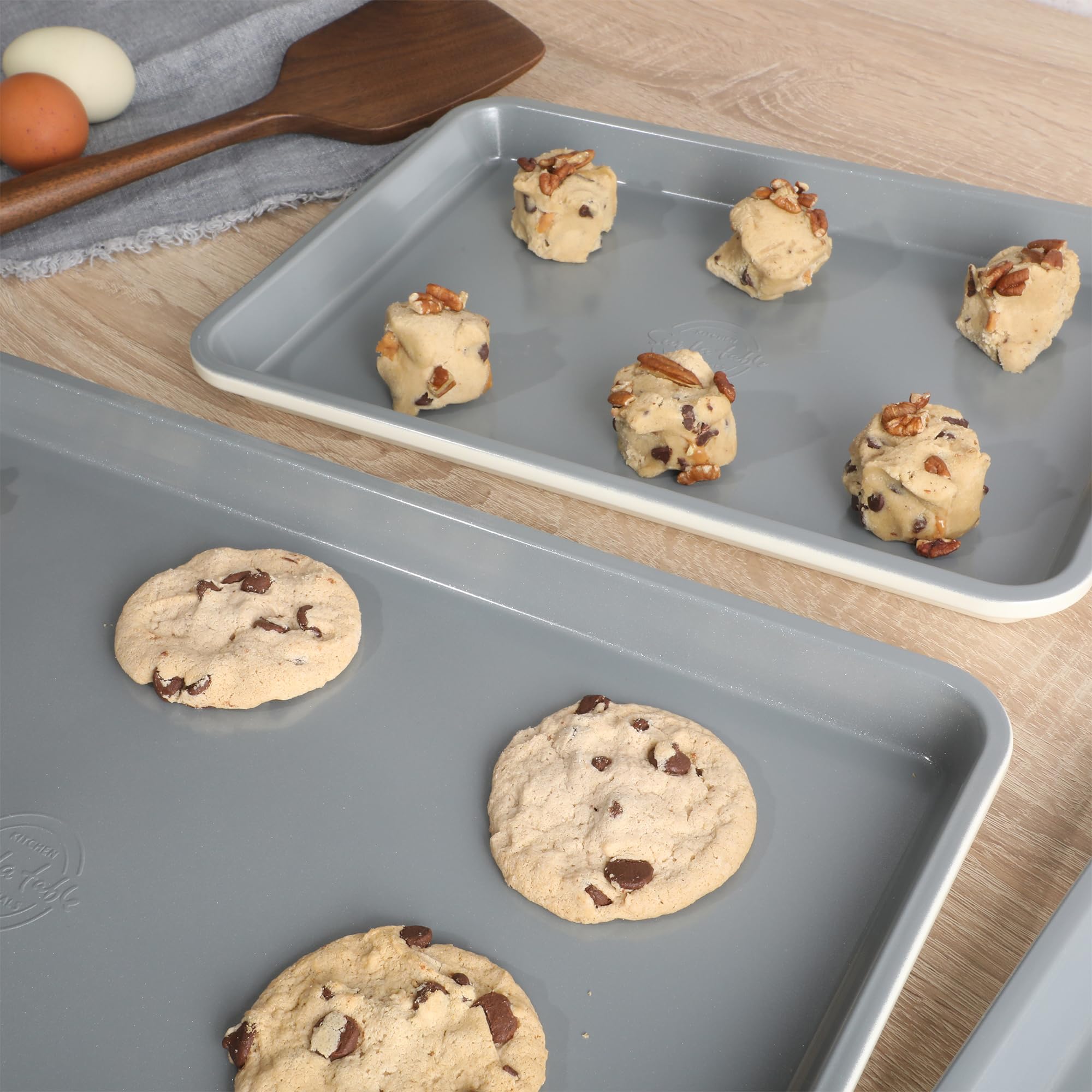 Sur La Table plaque avec biscuits cuits montrant brunissage régulier